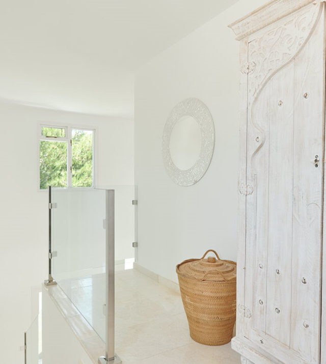 Resa estates villa es cubells frutal summer luxury hallway.png